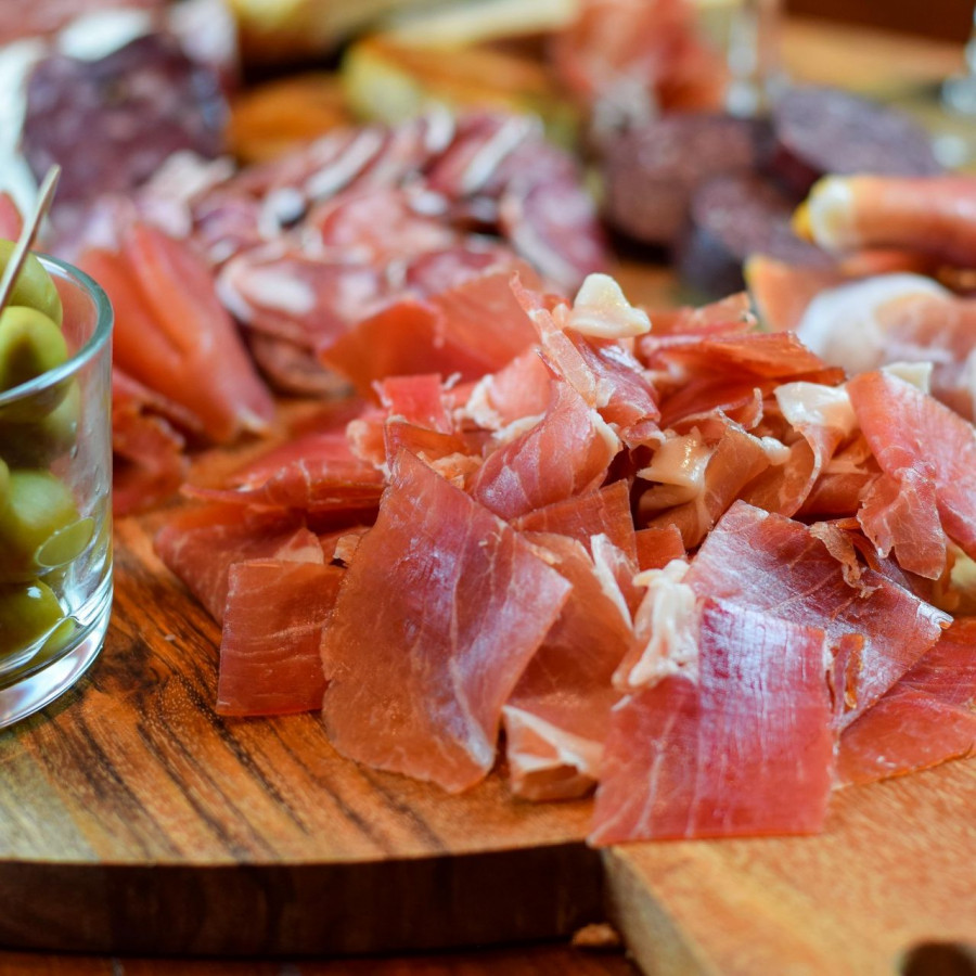 Nos corbeilles cadeaux, paniers, coffrets gourmands de jambons, saucissons,  pâtés .